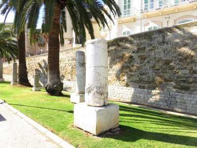 Sotto la muraglia del centro storico, sul lungomare Imperatore Augusto, si trova per� un'altra pietra miliare. Il monumento per� non � �barese�: � stato infatti traslato dalla sua collocazione originaria, ubicata nel territorio di Bitonto